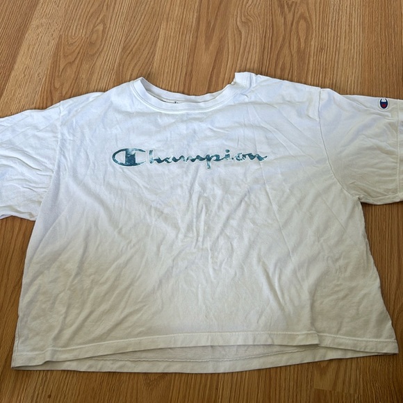 Champion Shirt ✨4/30$✨ - Picture 1 of 2